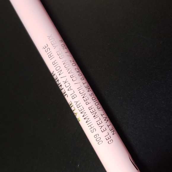 KYLIE COSMETICS GEL EYELINER PENCIL. - Picture 4 of 13